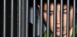 Amanda knox behind bars