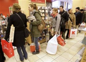 Last-minute shoppers boost sales