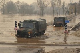 Floods close border crossing in Turkey's northwest