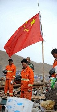 Rescuers along with survivors pay their respect to the 2046 people who died during the earthquake which hit Central West China on the 14th of April - photo by : AP Photo/Xinhua, Nie Jianjiang