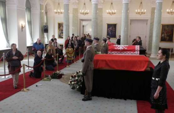 Mourners go by the two coffins carrying the Polish first couple in the Presidential Palace - Photo by: AP