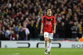 SOCCER-CHAMPIONS/ Rafael walking the long lonely walk after getting his second yellow of the game - Photo by: REUTERS/Nigel Roddis