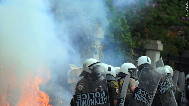 Riots in Athens, Kills three demonstrators