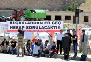 Members of the Maltepe CHP youth arm on hunger strike near Baykal's home to call the former leader back to the Republican People's Party (CHP))