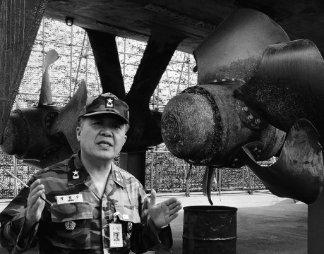 Park Jung-Soo, South Korean Rear Admiral talks to press in front of the wreckage of the South Korean warship - photo by AFP : Song Kyung-Seok,