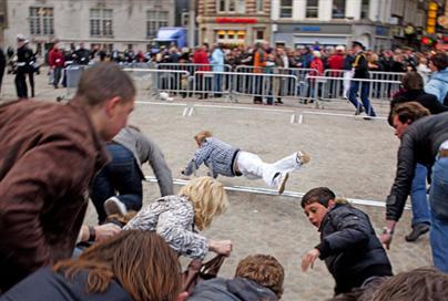 People in panic during war memorial service in Holland after security scare - Image by : Robin Utrecht/AFP