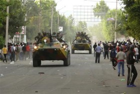 Servicemen drive armoured vehicles in the city of Osh in southern Kyrgyzstan - Photo by : REUTERS/Alexei Osokin