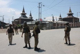 Indian Police on the streets of Kashmir - Photo by: Nissar Ahmad