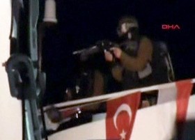 Israeli soldiers land on the Mavi Marmara of helicopters.