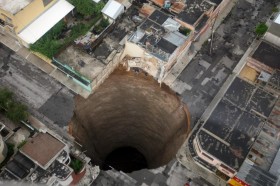 Huge Sinkholes on Video Of Huge Sink Hole In Guatemala City After Tropical Storm Agatha