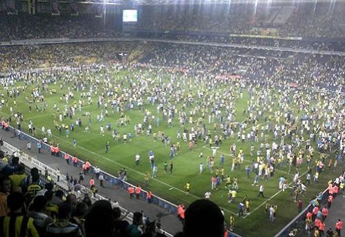 Hundreds of Fenerbahçe fans, angry over match-fixing allegations against their club, invaded the pitch during a friendly against Ukrainian champion Shakhtar Donetsk, forcing the abandonment of the game.