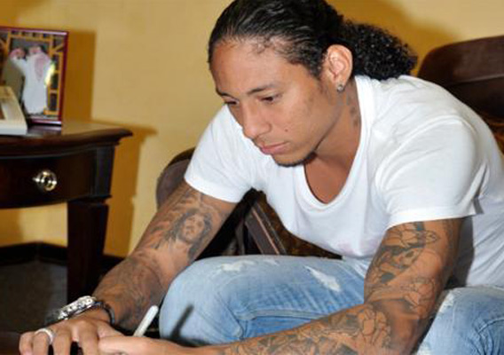 Pino inks Al Nasr Club from Saudi Arabia, without knowing ink on his arms is a crime there..