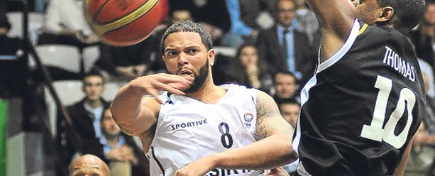 Deron Williams in Besiktas win against Armia from Georgia at Eurochallenge, you can't'see the Besiktas logo on the jersey where it should stand
