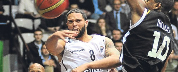 deron_williams_armia_bp_nationalturk-0311 Deron Williams in Besiktas win against Armia from Georgia at Eurochallenge, you can't'see the Besiktas logo on the jersey where it should stand