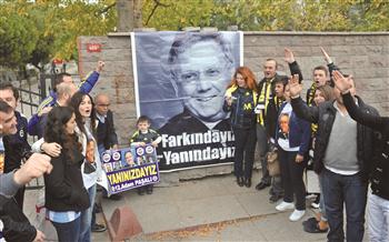 Fenerbahce fans show their support for their idolized club’s chairman Aziz Yıldırım, who is the biggest name accused in the match fixing scandal