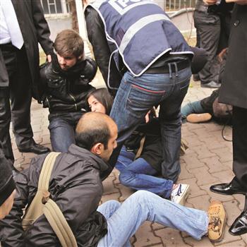 turkish-students-protest-abdullah-gul-nationalturk-9347 5 students arrested for protesting President Gül in Turkey