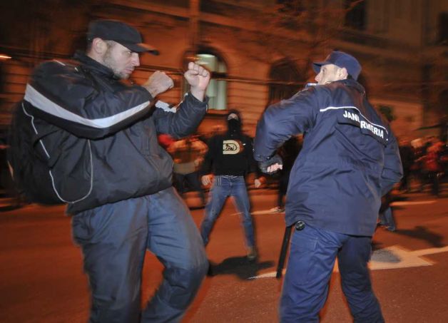 Romanian anti-government protests : Police stoned by angry mob