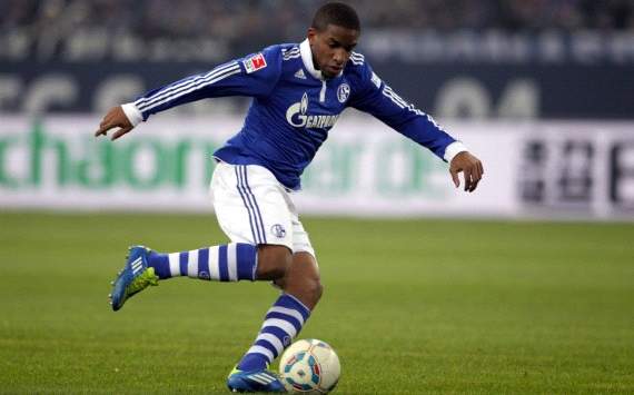 Chelsea Arsenal battle for Farfan transfer