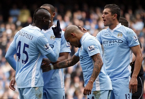 Balotelli and Kolarov fight over who should take a freekick in a Premier League game City vs Sunderland Balotelli and Kolarov fight over who should take a freekick in a Premier League game City vs Sunderland