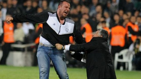 Besiktas fan reacts to injustice and scandalous refereeing Besiktas fan reacts to injustice and scandalous refereeing