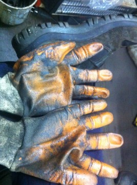 Gloves of a marine engineer. Picture taken from Erinc Korkmaz's twitter account, where he comments :  We share the same fate as our fellow worker friends..