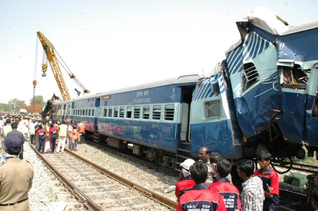Hampi Express in India collides with a freight train : At least 25 souls perish