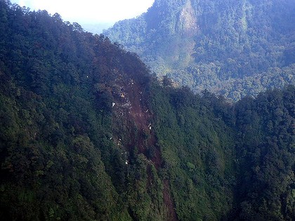 Russian Sukhoi Superjet ' s wreckage found by Indonesian search and rescue teams on a mountain