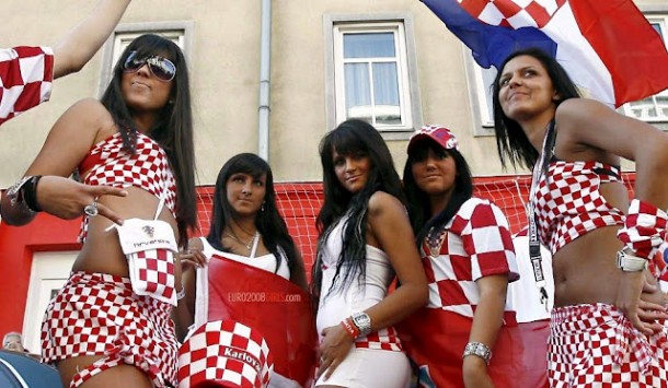 Crotian fans clash with Polish police, don't get confused: these fans are female