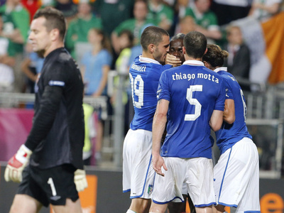 His harsh words aimed at Italian bench was muffled Balotelli 's teammate in a joint effort to silence the Super Sick Mario the Balotelli. His harsh words aimed at Italian bench was muffled Balotelli 's teammate in a joint effort to silence the Super Sick Mario the Balotelli.