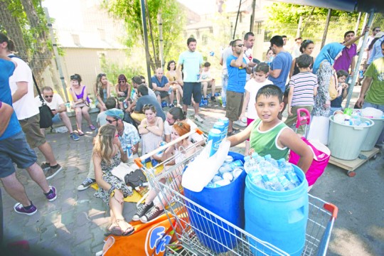Kids, even veiled women sold beer in Eyüp to festival people at One Love Festival Istanbul, despite the alcohol ban ! Kids, even veiled women sold beer in Eyüp to festival people at One Love Festival Istanbul, despite the alcohol ban !