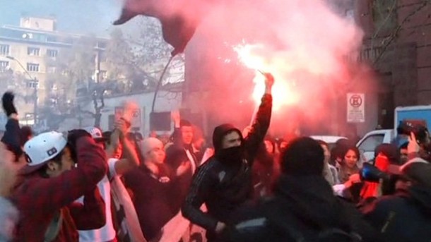 Thousands of Chilean students clash with police over education / Santiago protest