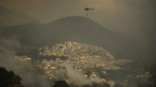 An helicopter of the fire brigade prepares to pour water to extinguish a wildfire in Ojen, near the town of Malaga, on August 31, 2012. Some 4,000 people were evacuated from the area. More than 250 firefighters on the ground, backed by eight planes and nine helicopters, battled the blaze after hot, dry winds sent it racing through tinder-dry forest in southern Spain. An helicopter of the fire brigade prepares to pour water to extinguish a wildfire in Ojen, near the town of Malaga, on August 31, 2012. Some 4,000 people were evacuated from the area. More than 250 firefighters on the ground, backed by eight planes and nine helicopters, battled the blaze after hot, dry winds sent it racing through tinder-dry forest in southern Spain.