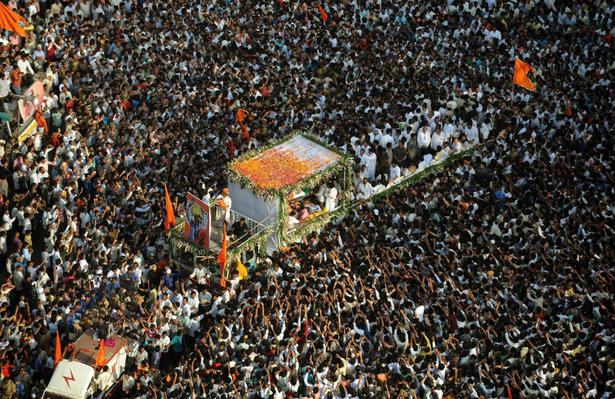 Bal Thackeray Died, whole city of Mumbai mourns hid death