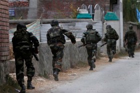 Indian army men moving towards encounter site in Kashmir.  File pic