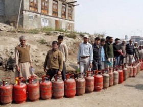 Gas shortage adds to the miseries of the people in Kashmir Gas shortage adds to the miseries of the people in Kashmir