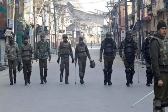 Policemen enforce curfew in Indian Kashmir: File Pic