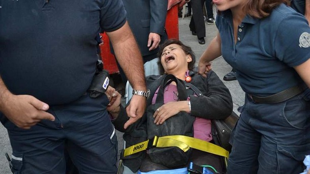 Paramedics help to workers of Pemex outside the headquarters of state-owned Mexican oil giant Pemex in Mexico City on January 31, 2013, following a blast inside the building. An explosion rocked the skyscraper, leaving up to now 14 dead and 100 injured, as a plume of black smoke billowed from the 54-floor tower, according to official sources. Paramedics help to workers of Pemex outside the headquarters of state-owned Mexican oil giant Pemex in Mexico City on January 31, 2013, following a blast inside the building. An explosion rocked the skyscraper, leaving up to now 14 dead and 100 injured, as a plume of black smoke billowed from the 54-floor tower, according to official sources.