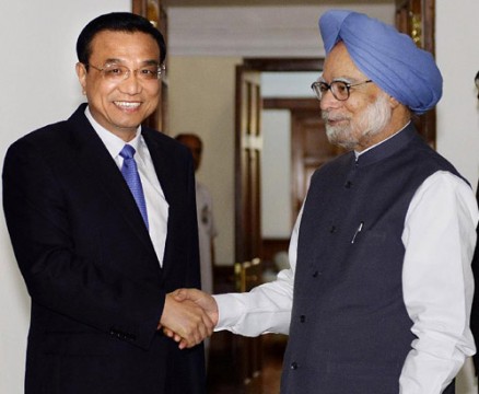 Indian and Chinese PMs shaking hands.