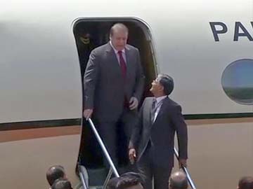 Pakistan PM Nawaz Sharif alighting from plane in India. 