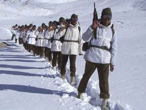 Indian soldiers patrolling in Siachen glacier. File pic