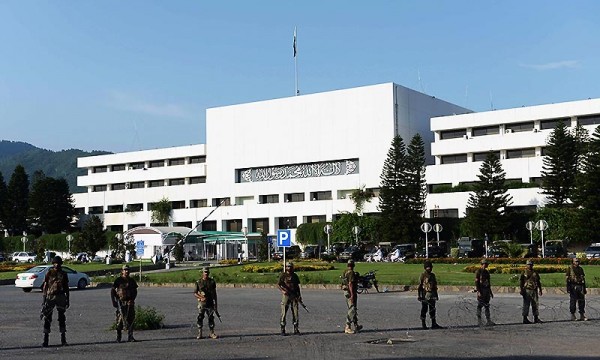 Pakistani security men guarding Parliament building. File Pic