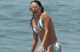 Eva Longoria relaxes on beach break in Spain item-thumbnail