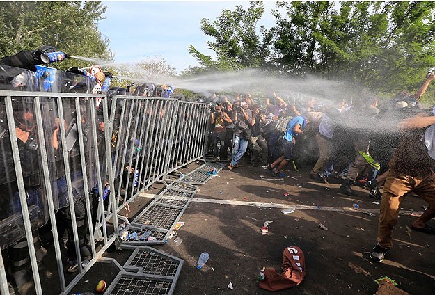 Hungarian police fire teargas on refugees