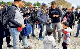 Orlando Bloom visits refugee camp in Macedonia item-thumbnail