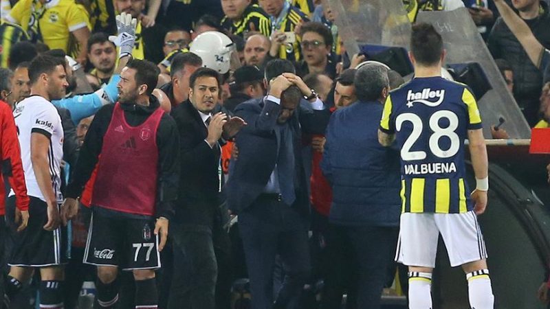 Istanbul derby abandoned as violence erupts item-thumbnail