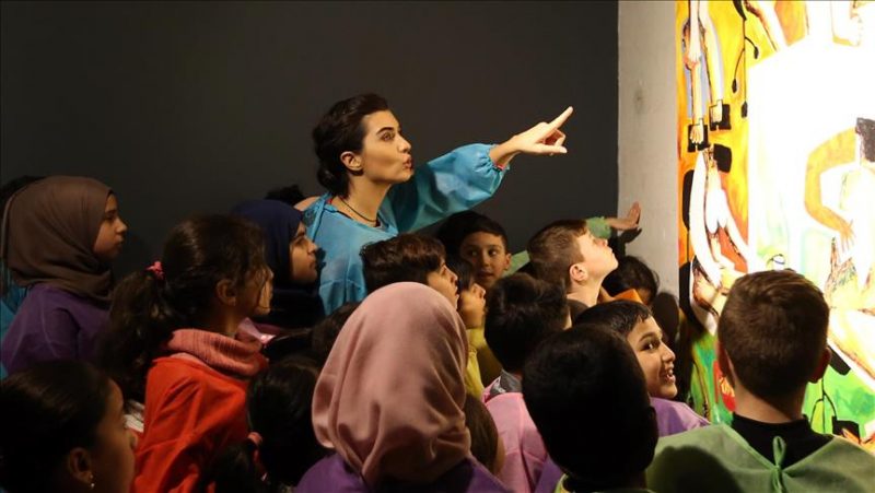 Turkish star Tuba Buyukustun visits Syrian refugees item-thumbnail
