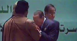 Berlusconi Kaddafi’nin elini neden öptü?