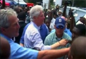 Bush elini Clinton'ın gömleği ile temizledi
