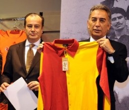 galatasaraycemalozgorkeyistifaetti1nationalturk e1290435007518