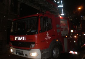 Beyoğlu'nda yangın çıktı, vatandaşlar battaniyeleri ile sokağa döküldü beyoglu yangin